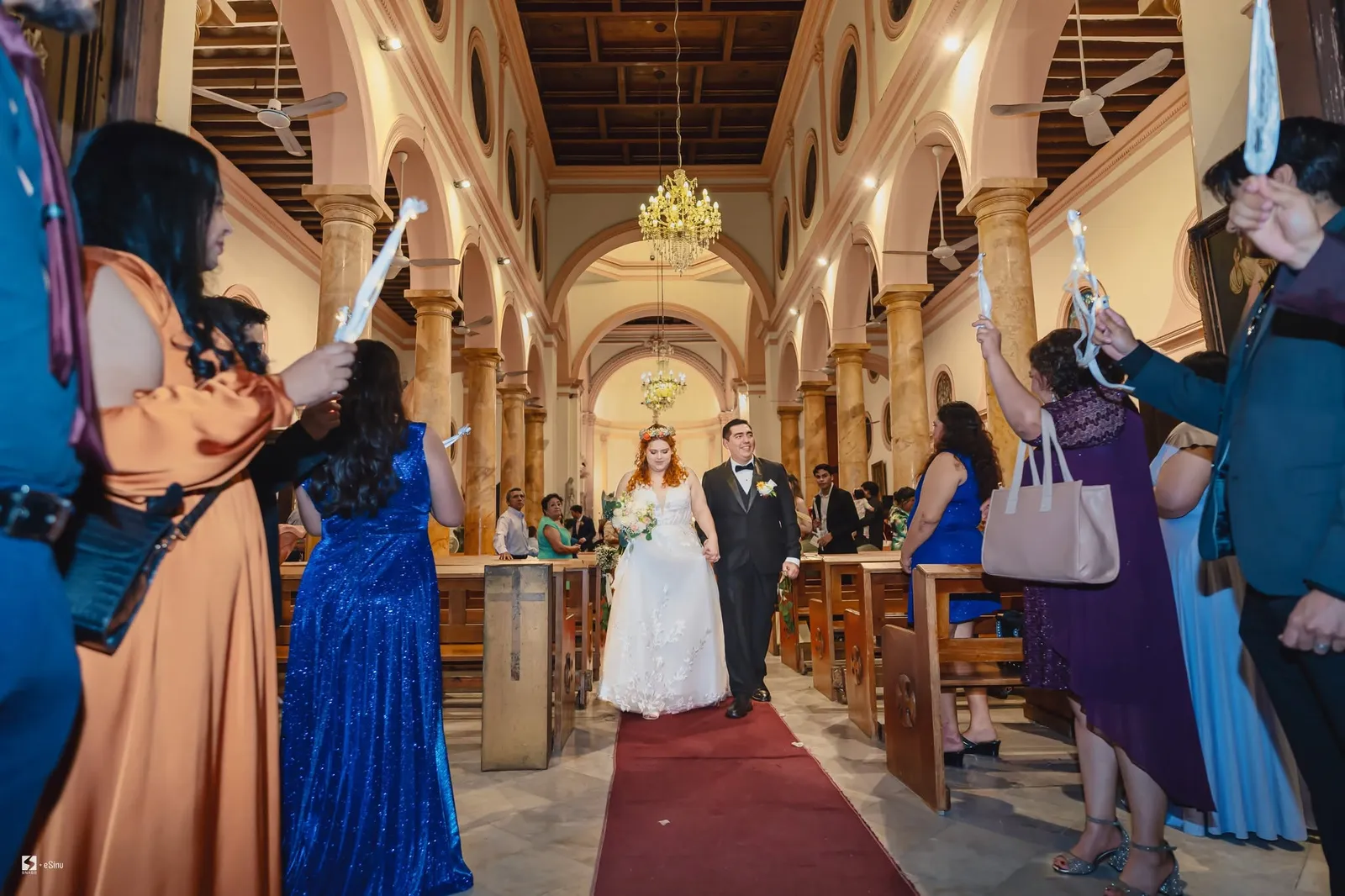 Novios avanzando por el pasillo de la iglesia