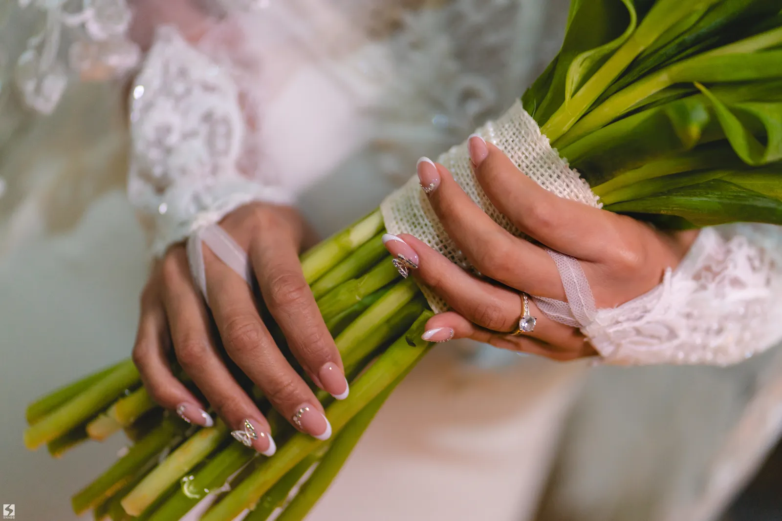 Manos de la novia sosteniendo su ramo de flores