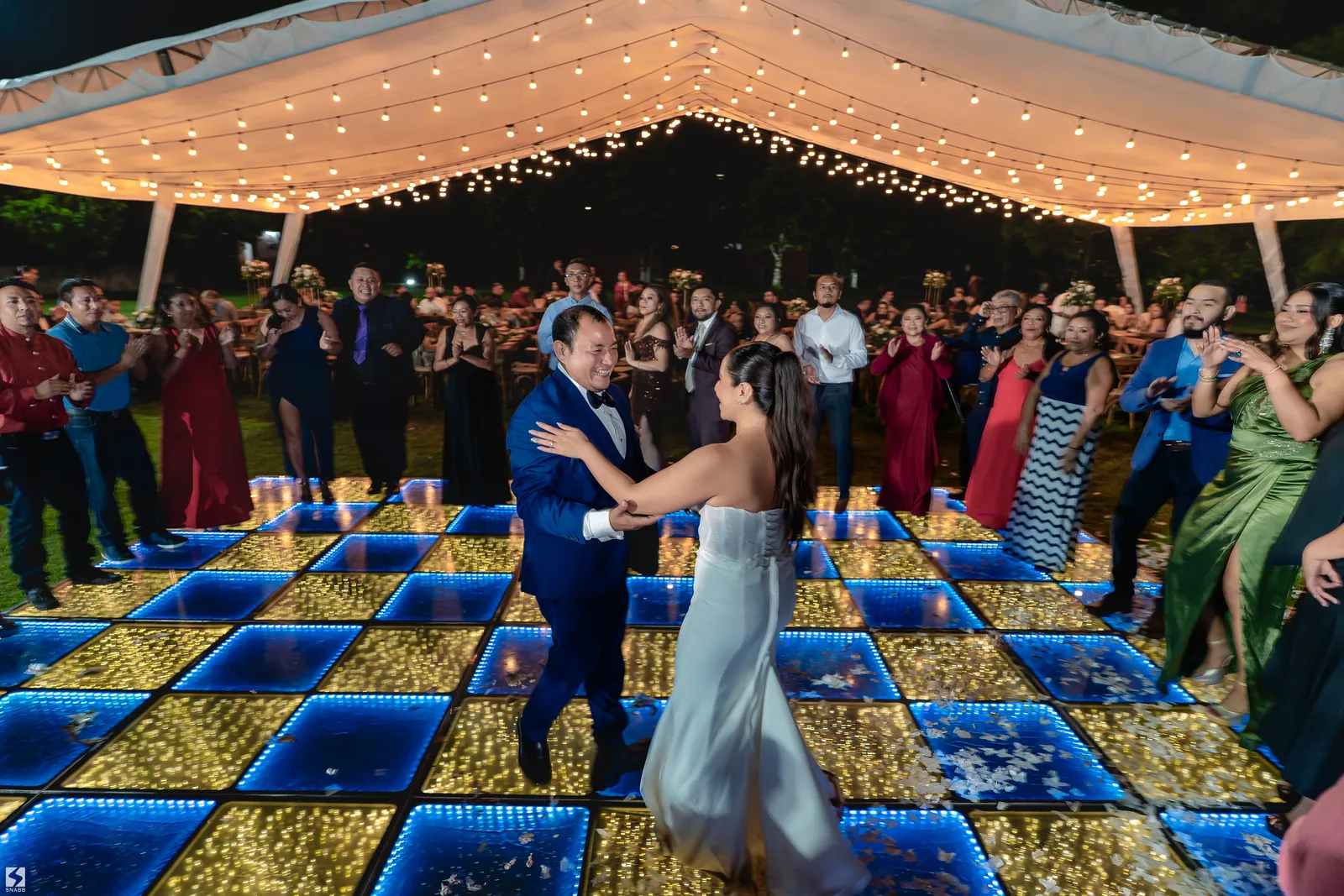 Primer baile de los novios sobre una pista iluminada